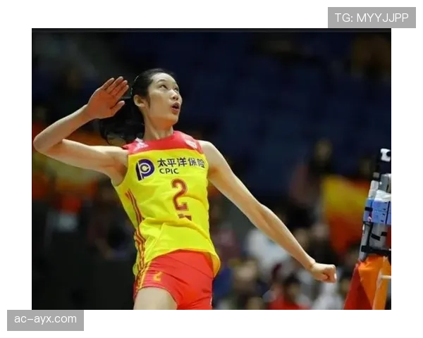 朱婷训练间隙偷偷刷剧？这画风和赛场上差太多了吧！